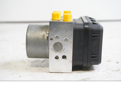 Baksidan på ABS Modulator från en Yamaha MT-07 -2014 motorcykel.