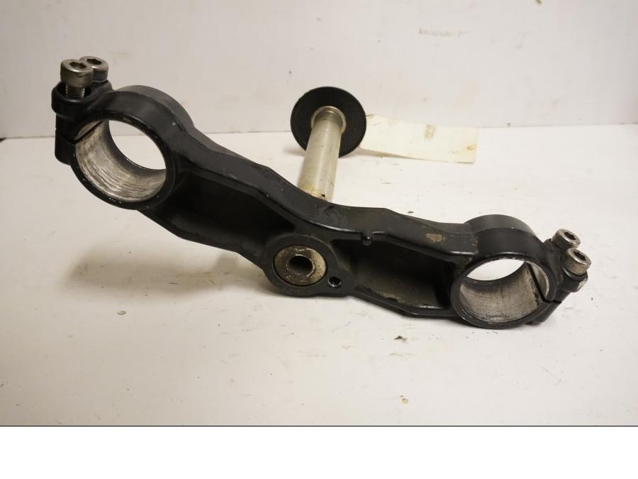 Baksidan på Gaffelkrona från en Triumph Daytona 650 -2005 motorcykel.