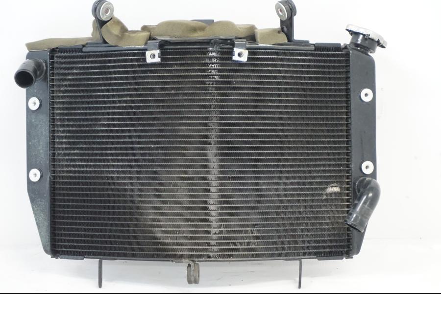 Baksidan på Vattenkyl från en Yamaha YZF R6 -2006 motorcykel.