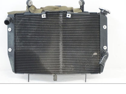 Baksidan på Vattenkyl från en Yamaha YZF R6 -2006 motorcykel.