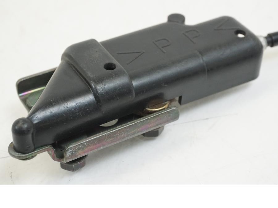 Vänster sida på Sadellåsmekanism från en Yamaha YZF 1000 R1 -2001 motorcykel.