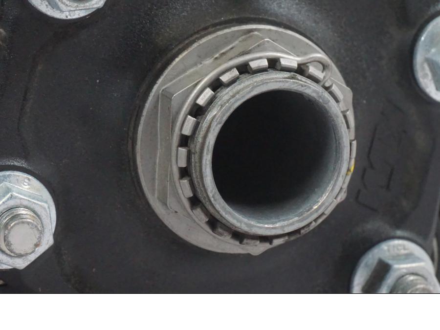 Snett nerifrån på Svingpaket från en KTM 1290 Super Duke R -2022 motorcykel.