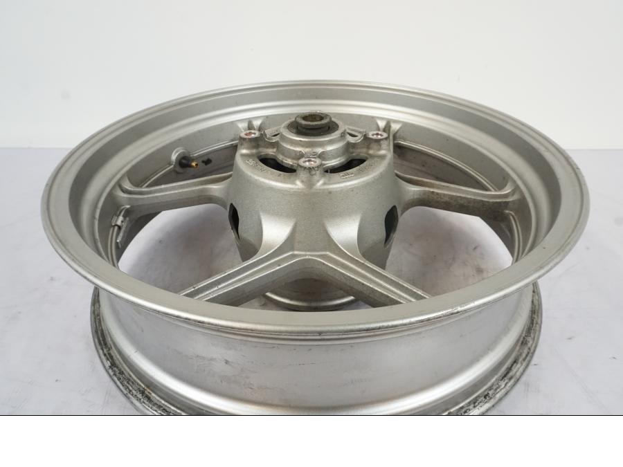 Snett uppifrån på Fälg från en Kawasaki ER-6F -2010 motorcykel.