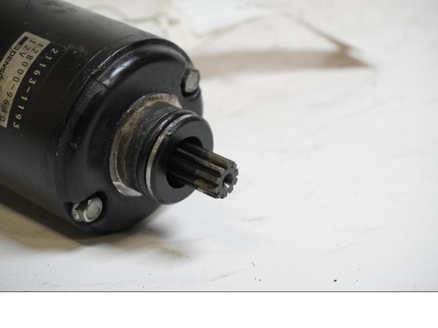 Baksidan på Startmotor från en Kawasaki ZX-7R -1996 motorcykel.