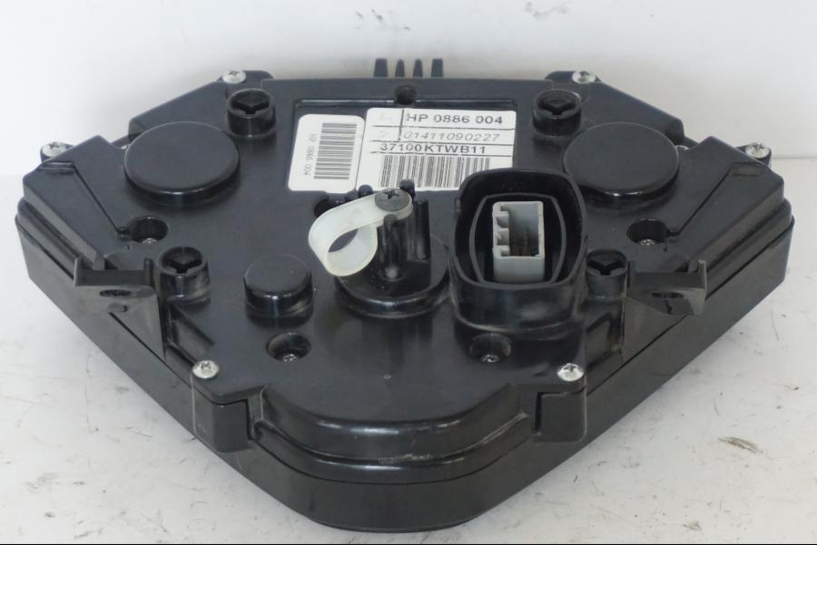 Snett nerifrån på Instrumentpanel från en Honda SH 300 A -2011 scooter.