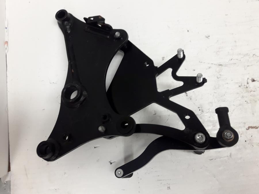 Snett uppifrån på Fotreglage från en Kawasaki ER-6N -2015 motorcykel.