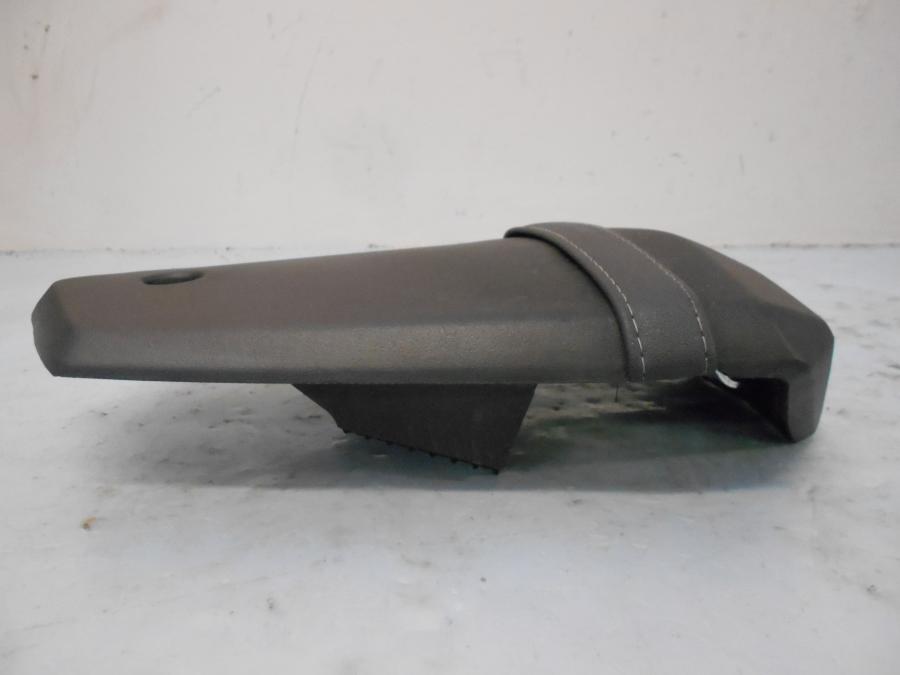 Vänster sida på Sadel från en Yamaha YZF-R 125 -2012 motorcykel.