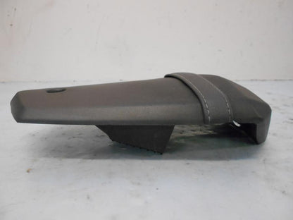 Vänster sida på Sadel från en Yamaha YZF-R 125 -2012 motorcykel.