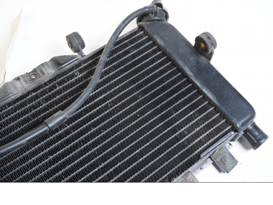 Snett nerifrån på Vattenkyl från en Yamaha TDM 850 -1996 motorcykel.