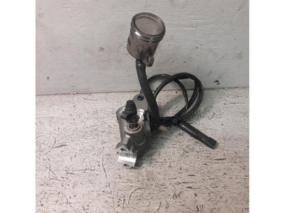 Baksidan på Kopplingshuvudcylinder från en Ducati Multistrada 1260 -2019 motorcykel.