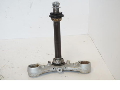 Framsidan på Gaffelkrona från en Kawasaki ZR-7 -2001 motorcykel.