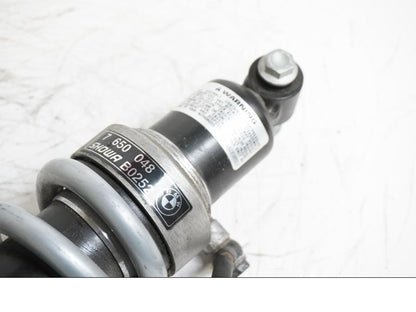 Snett uppifrån på Stötdämpare från en BMW R 850 R -2004 motorcykel.