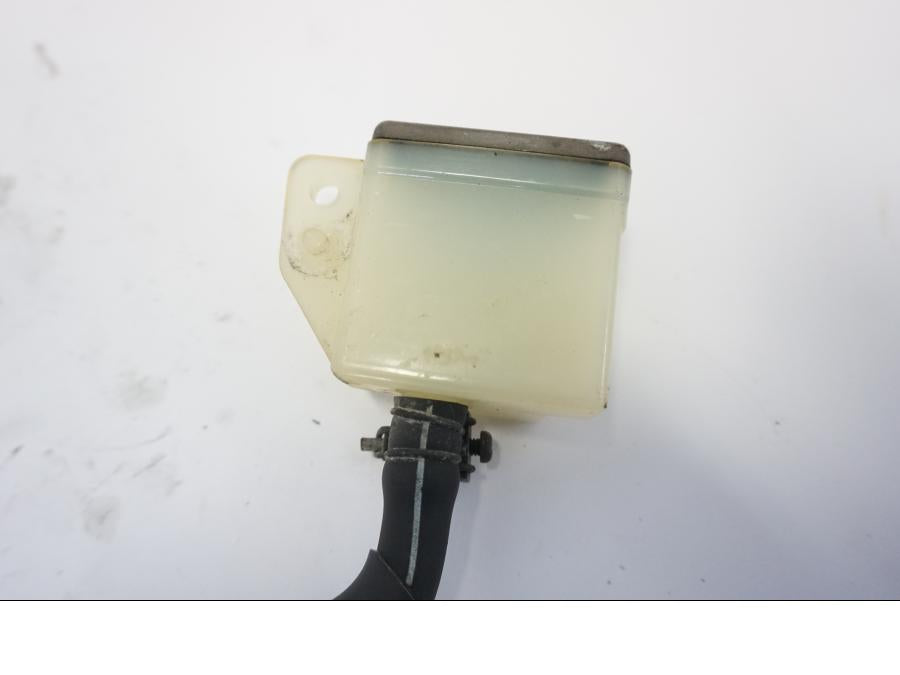 Vänster sida på Bromshuvudcylinder från en Suzuki GSX-R 750 -1992 motorcykel.