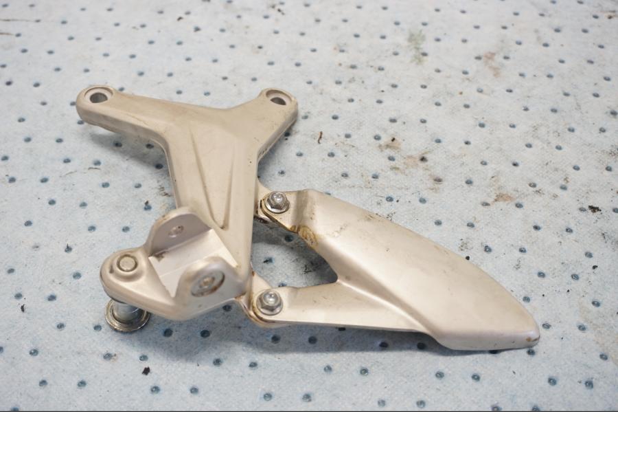Framsidan på Fotpinnefäste från en MV Agusta F3 675 -2014 motorcykel.