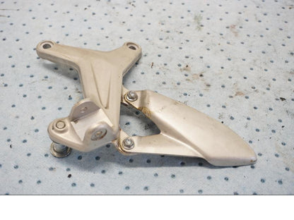 Framsidan på Fotpinnefäste från en MV Agusta F3 675 -2014 motorcykel.