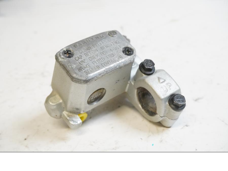 Framsidan på Bromshuvudcylinder från en Husaberg FE 450 -2012 motorcykel.