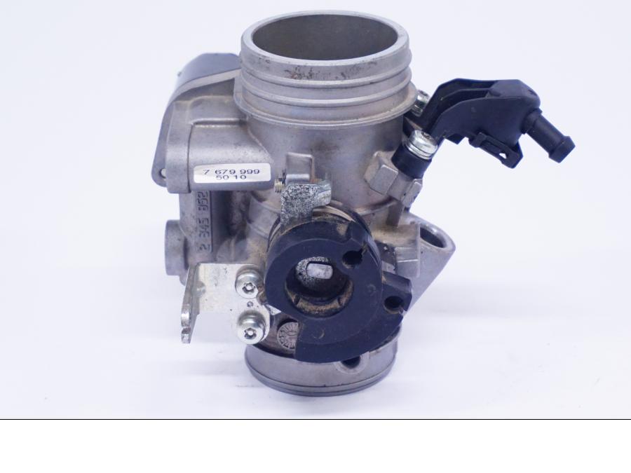 Höger sida på Spjällhus från en BMW G 650 GS -2011 motorcykel.