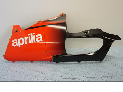 Framsidan på Magkåpa från en Aprilia RSV 1000 -2002 motorcykel.