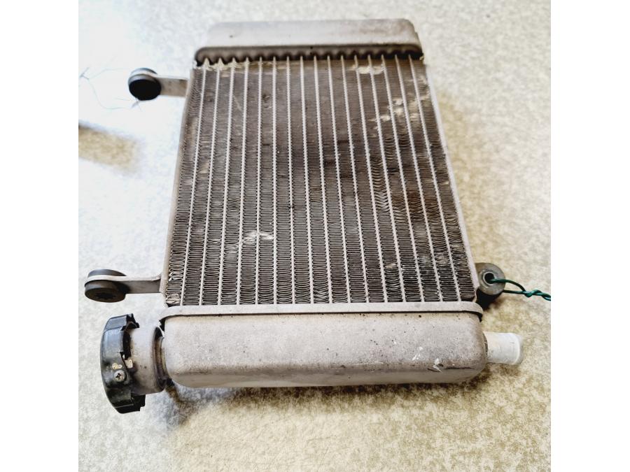 Vänster sida på Vattenkyl från en Honda CBR 125 R -2011 motorcykel.