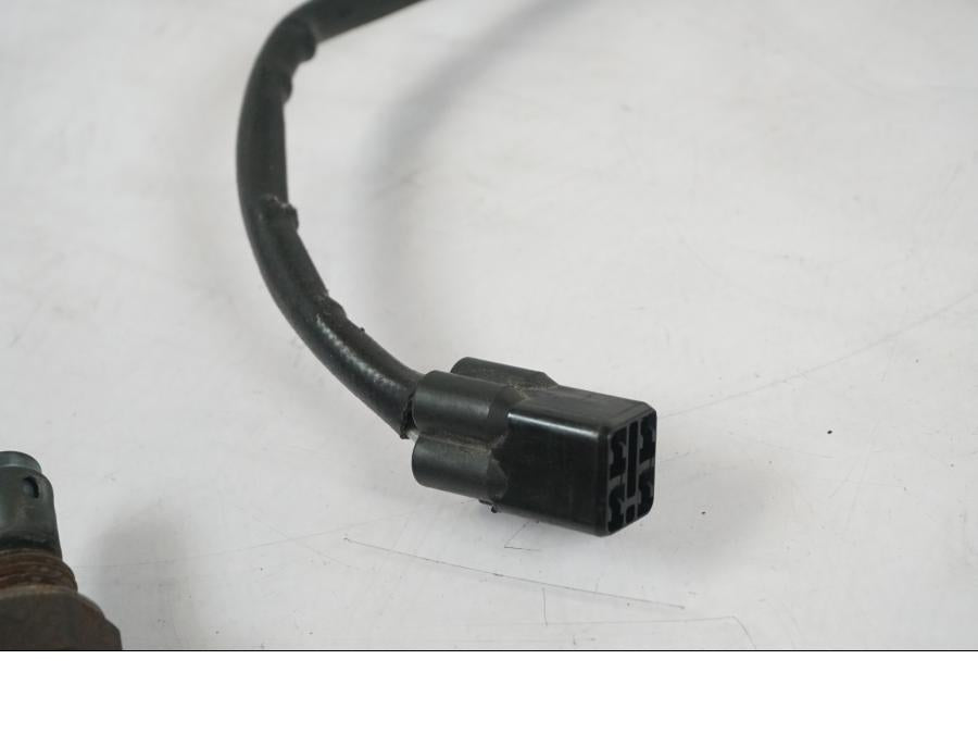 Vänster sida på Lambdasond från en KTM 1290 Super Duke R -2018 motorcykel.