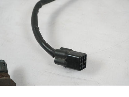 Vänster sida på Lambdasond från en KTM 1290 Super Duke R -2018 motorcykel.