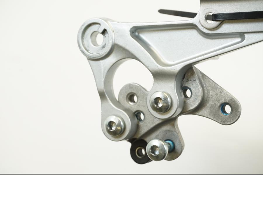 Snett uppifrån på Fotpinnefäste från en Suzuki GSX-R 1000 -2009 motorcykel.