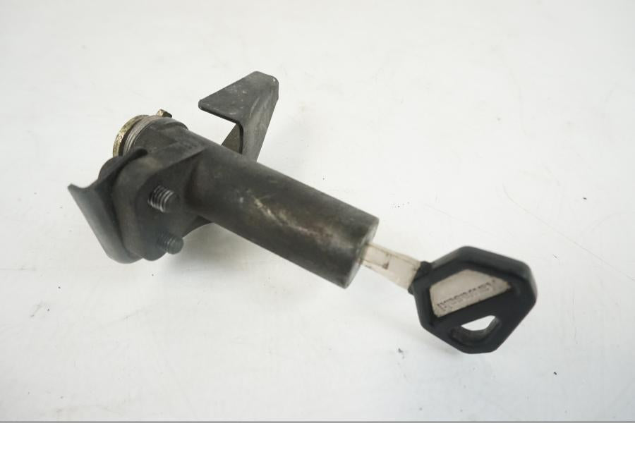 Framsidan på Sadellåsmekanism från en Kawasaki ZZR 1100 -1994 motorcykel.