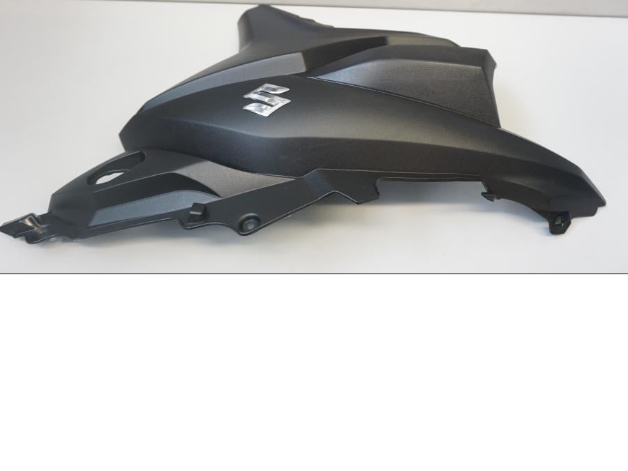 Baksidan på Sidkåpa från en Suzuki DL 650 -2017 motorcykel.