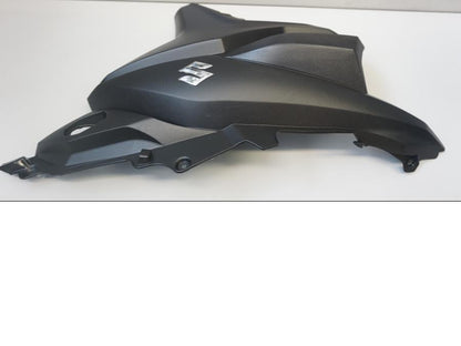 Baksidan på Sidkåpa från en Suzuki DL 650 -2017 motorcykel.