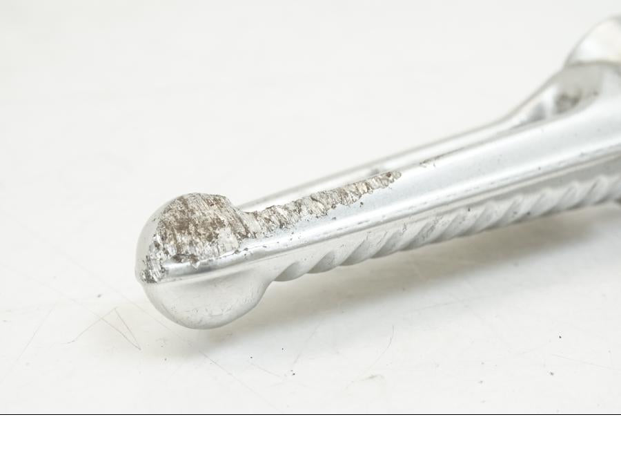 Snett nerifrån på Fotpinne från en Ducati Streetfighter S -2011 motorcykel.