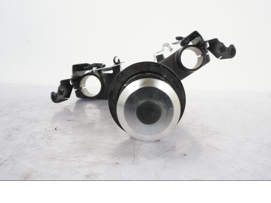 Snett uppifrån på Gaffelkrona från en Kawasaki ER-6N -2012 motorcykel.