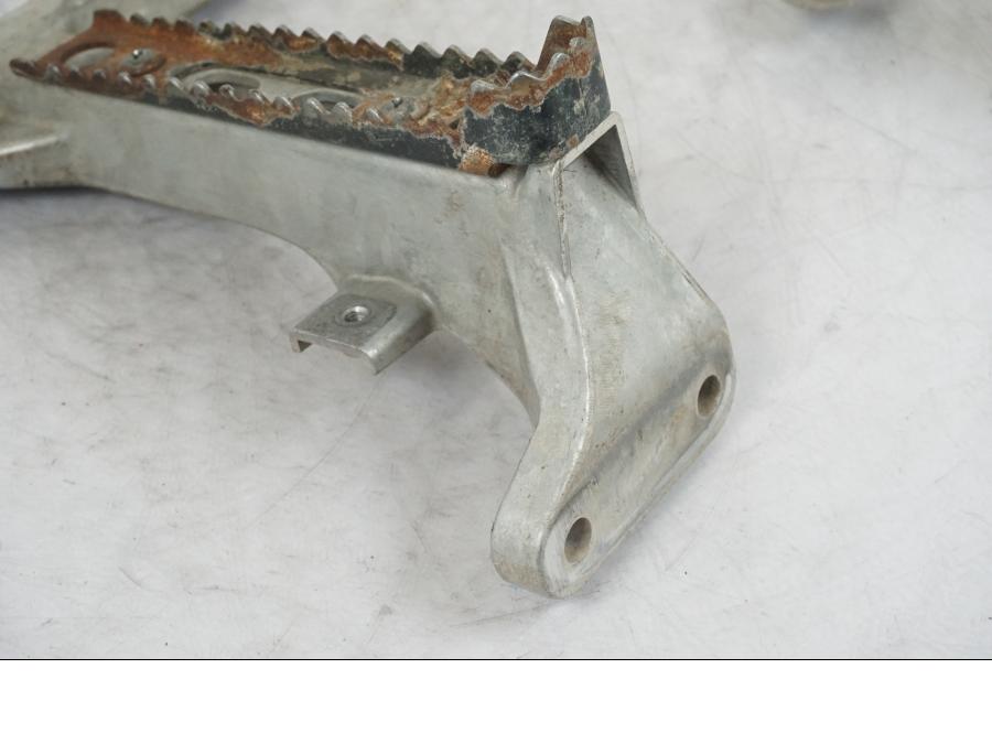 Extrabild2 på Fotpinnefästesbåge från en Suzuki LTA 750 XP E -2009 motorcykel.