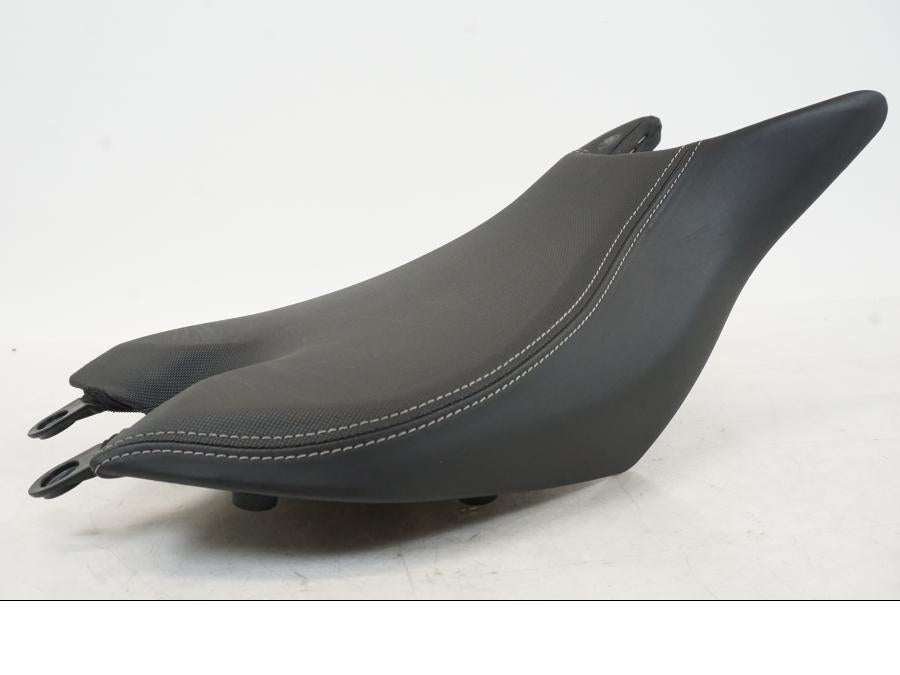 Baksidan på Sadel från en Triumph Speed Triple -2021 motorcykel.