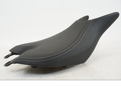 Baksidan på Sadel från en Triumph Speed Triple -2021 motorcykel.