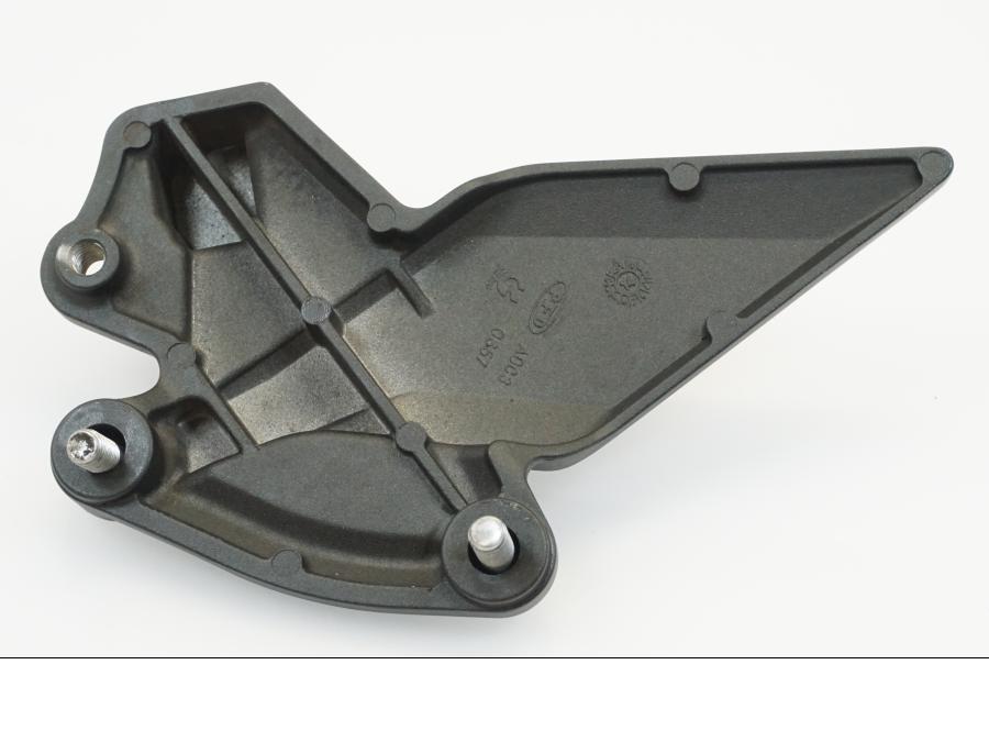 Snett nerifrån på Fotpinnefäste från en Kawasaki Z 1000 -2014 motorcykel.