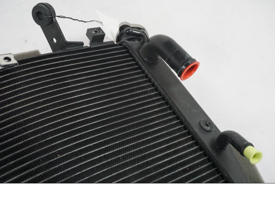 Extrabild3 på Vattenkyl från en Yamaha YZF 1000 R1 -2007 motorcykel.