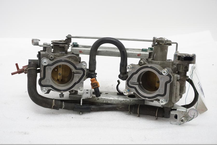 Snett uppifrån på Spjällhus från en Honda XL 1000 V -2008 motorcykel.