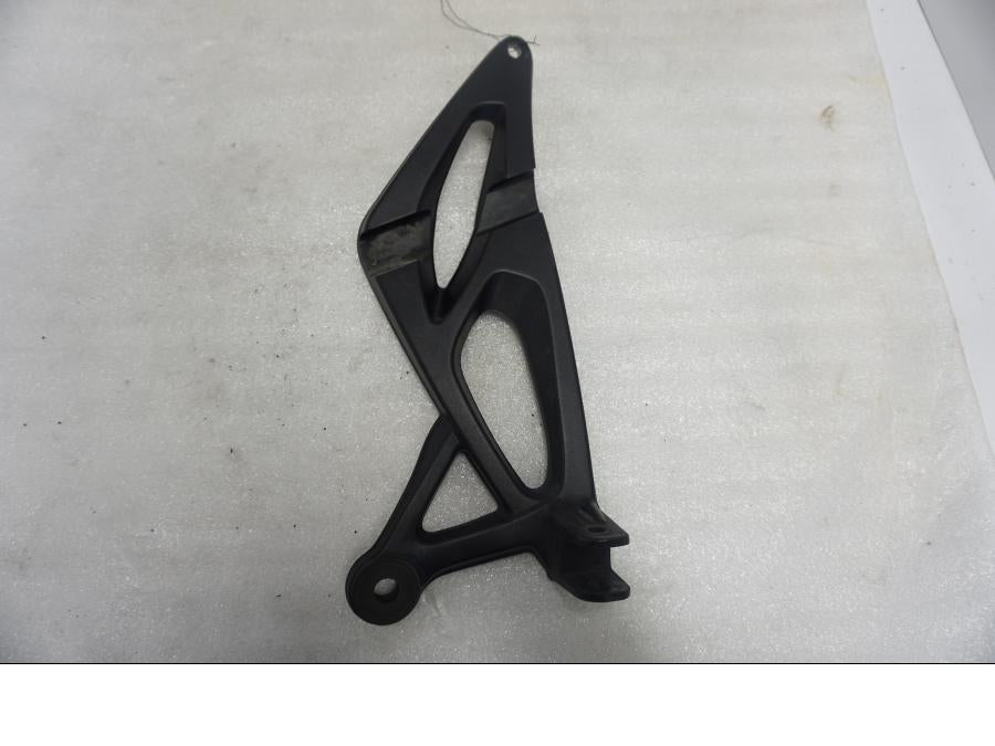 Framsidan på Fotpinnefäste från en BMW K 1300 R -2011 motorcykel.