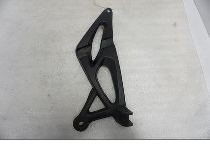 Framsidan på Fotpinnefäste från en BMW K 1300 R -2011 motorcykel.