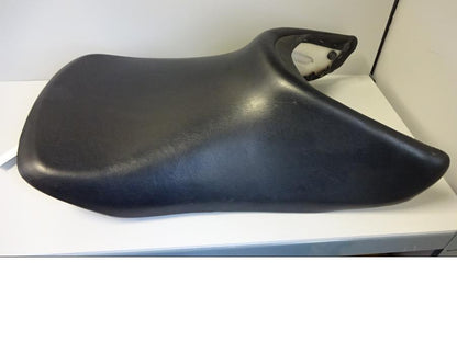 Baksidan på Sadel från en Honda ST 1300 -2002 motorcykel.