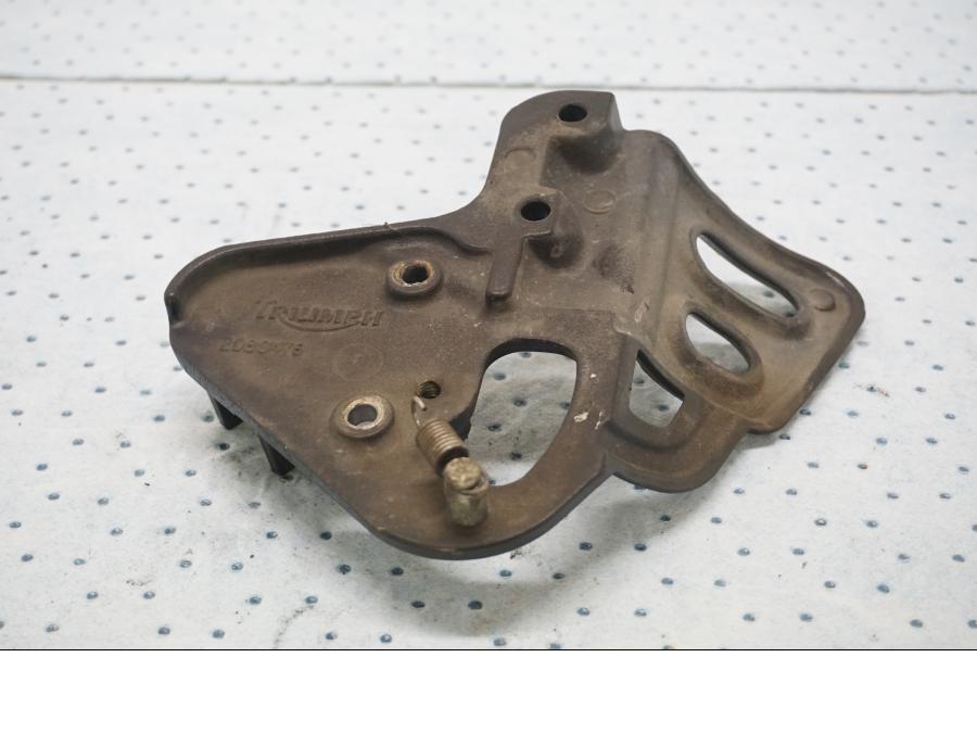 Baksidan på Fotpinnefäste från en Triumph Tiger -2001 motorcykel.