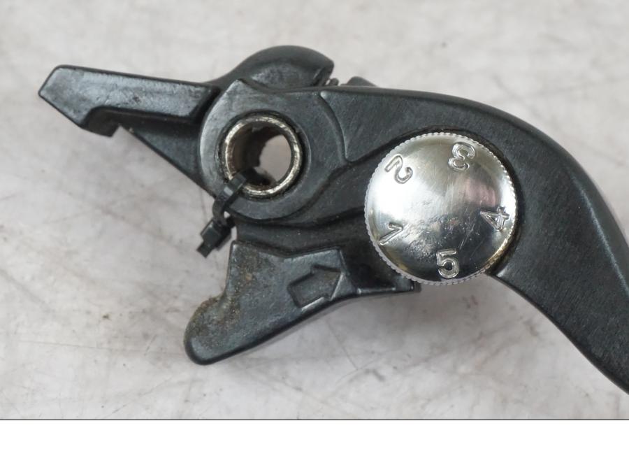 Baksidan på Bromsgrepp från en Buell 1125 R -2008 motorcykel.