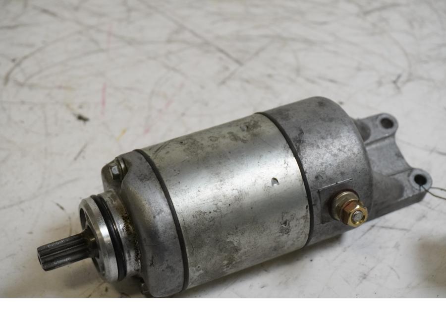 Framsidan på Startmotor från en Suzuki RF 600 R -1996 motorcykel.