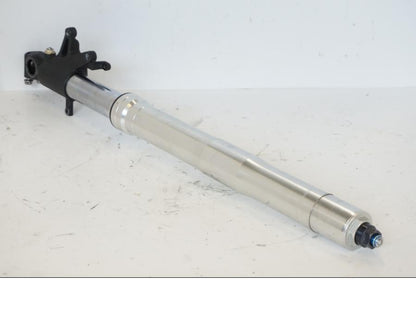 Baksidan på Gaffelben från en Honda CBR 900 RR -2001 motorcykel.