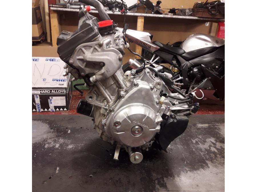 Framsidan på Motor från en Honda ADV 750 -2017 motorcykel.