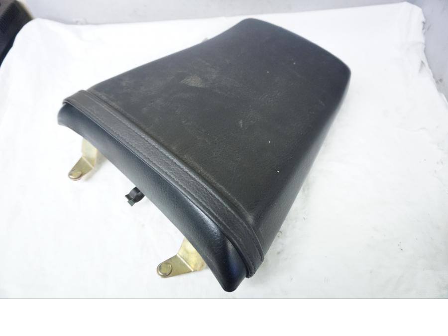 Baksidan på Sadel från en Yamaha YZF 1000 R -1998 motorcykel.