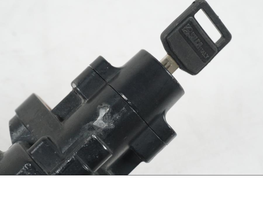 Extrabild5 på <p>Låssats från Suzuki TL 1000 S 1997.</p>

<p>Tändningslås, tanklock, sadellås och 1st nyckel.</p>

<p>Repor finns på tanklocket, slitage av lack på tändningslåset även att gummi skyddet för kabel har ett hål se bild.</p> motorcykel.