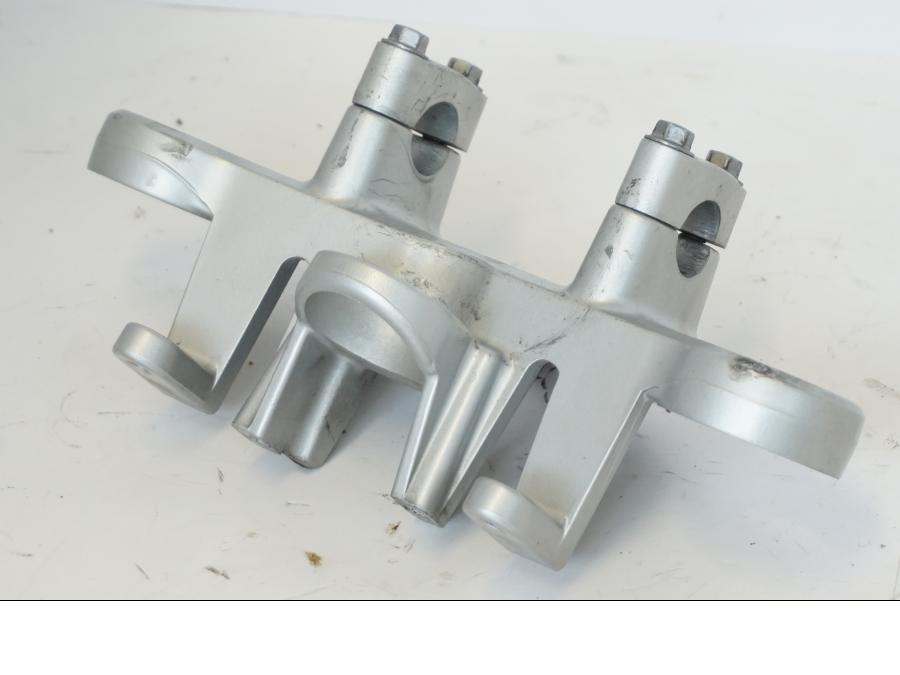 Framsidan på Gaffelkrona från en Kawasaki ZR-7 -2001 motorcykel.