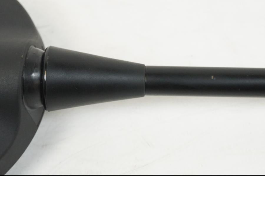 Snett uppifrån på Backspegel från en Triumph Speed Triple -2008 motorcykel.