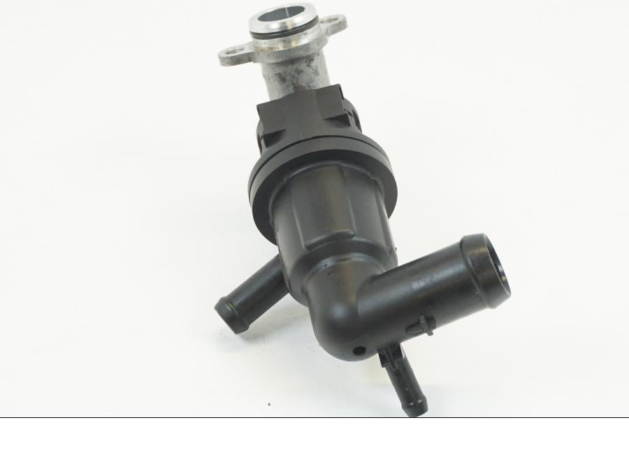 Vänster sida på Vattentermostathus från en BMW R 1200 GS -2018 motorcykel.